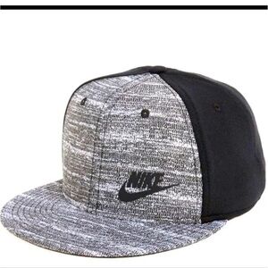 Nike Men's Black and Gray Snapback Hat